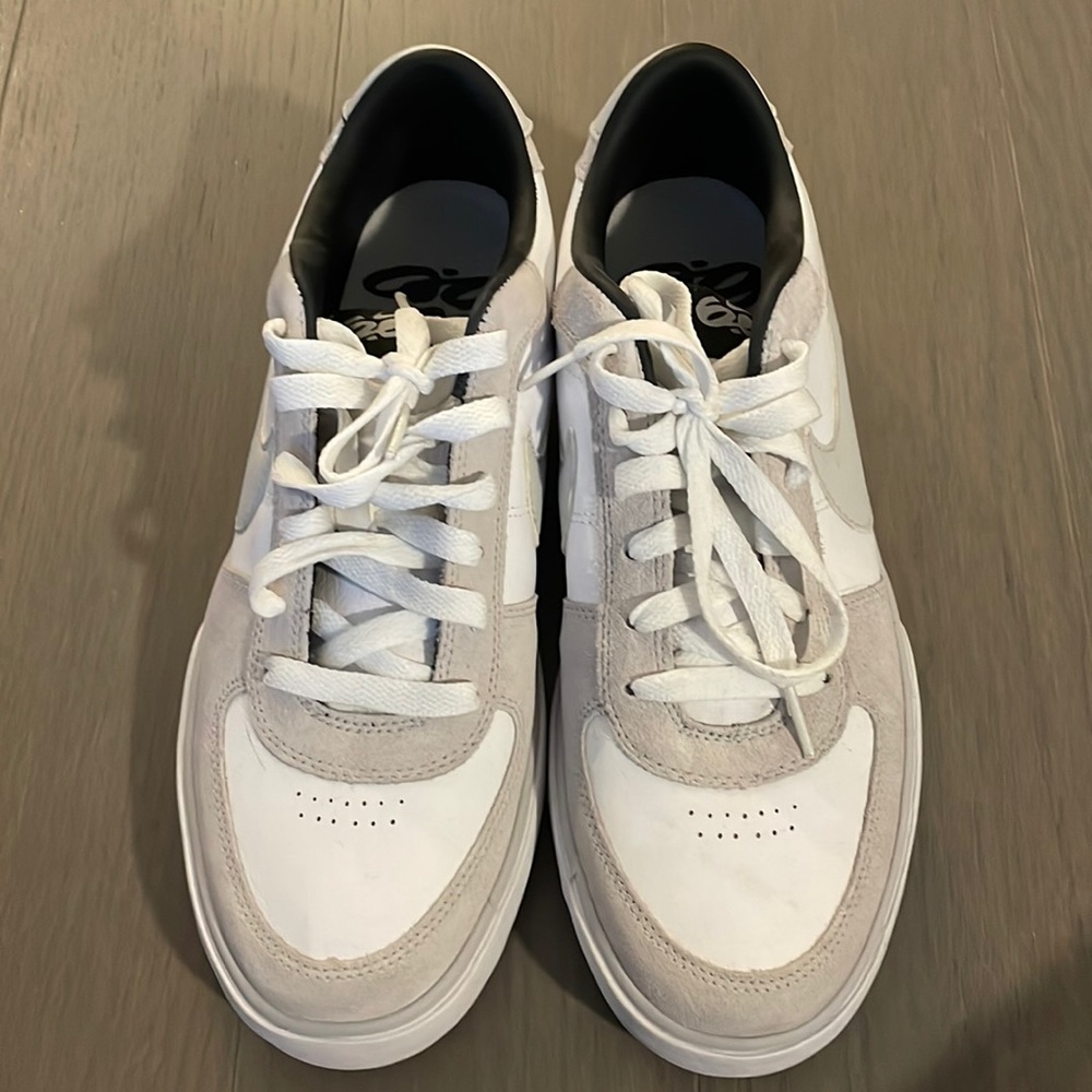 Once worn mens white Nike sneakers!